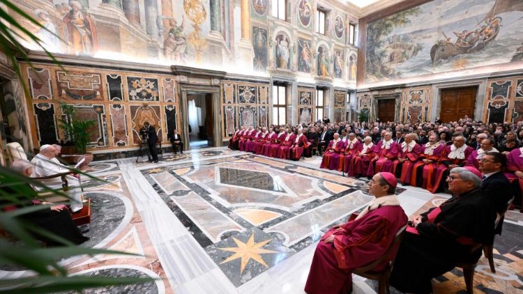 Ferenc pápa a Rota Romana Bíróság ügyvezető prelátusaival és munkatársaival   