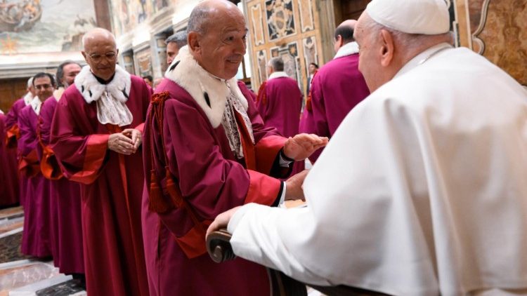 Giudici del Tribunale della Rota Romana salutano Papa Francesco al termine dell'udienza