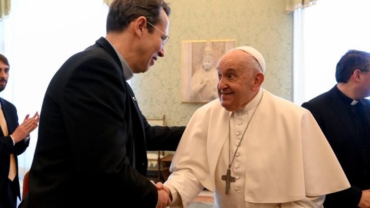 Le Pape et le père Frédéric Fornos, jésuite, directeur international du Réseau mondial de prière du Pape 