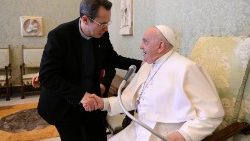 Papež zdraví otce Frederica Fornose SJ, mezinárodního ředitele Celosvětové sítě modlitby s papežem