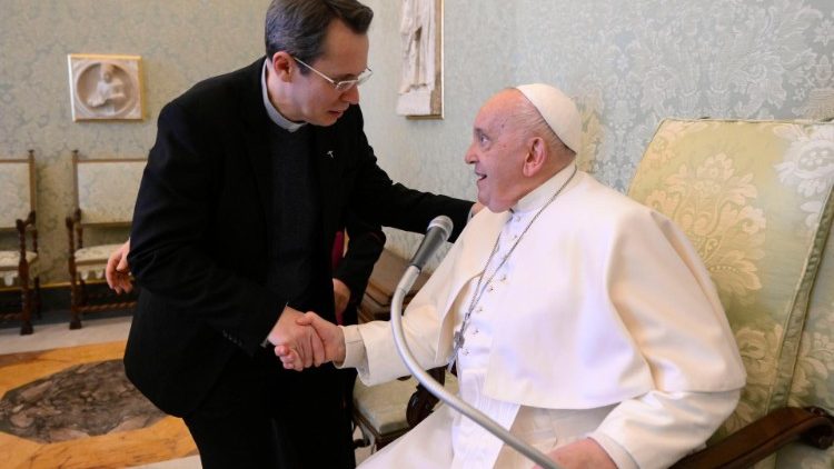 Il Papa saluta padre Frederic Fornos, gesuita, direttore internazionale della Rete Mondiale di Preghiera del Papa 