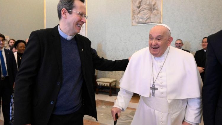 El Padre Frederic Fornos, director de la Red Mundial de Oración del Papa, con el Santo Padre - 26 de enero de 2024. (Vatican Media)