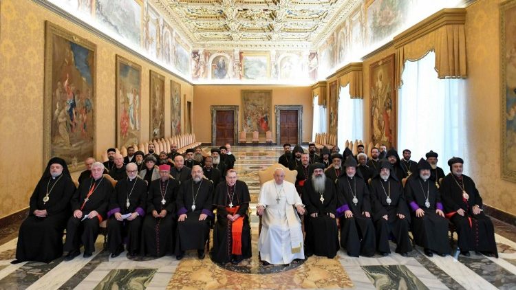 Le Pape avec les membres de la La Commission mixte internationale pour le dialogue théologique entre l'Église catholique et les Églises orthodoxes.