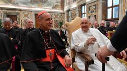 Kardinal Fernández, der Präfekt des Glaubensdikasteriums, mit Papst Franziskus