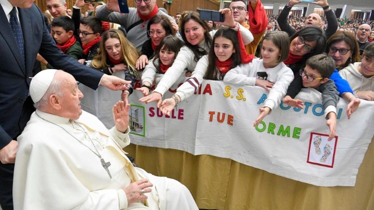 Il Papa saluta alcuni dei giovani in Aula Paolo VI