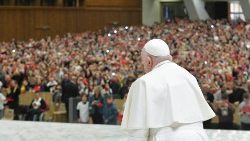 Papež František vchází na pódium vatikánské audienční haly