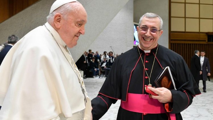 L'arcivescovo di Bari-Bitonto, monsignor Giuseppe Satriano, con Papa Francesco all'udienza in Aula Paolo VI