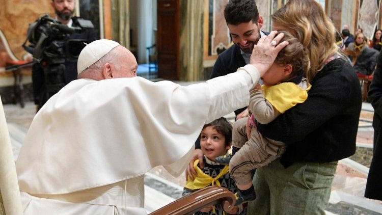 El Papa saluda y bendice a los miembros de la Asociación "Nolite timere" - 27 de enero de 2024. (Vatican Media)