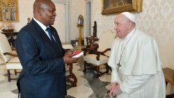 Präsident Faustin Archange Touadera und Papst Franziskus