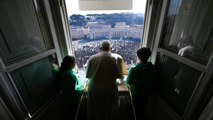 Le Pape, entouré des enfants de l'Action catholique italienne. 
