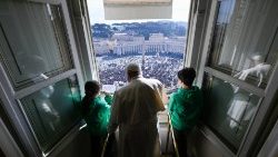 Papa na janela do apartamento pontifício com jovens da Ação Católica Italiana