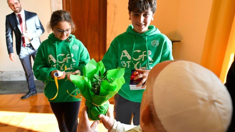 No apartamento pontifício, Papa recebe presentes da menina e do menino da ACR
