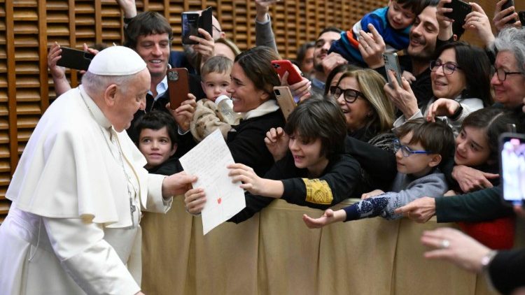 Il Papa con alcuni dei figli dei dipendenti all'udienza