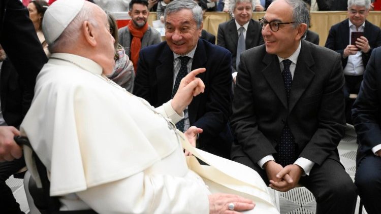 방송국 책임자 빈첸초 모르간테와 전 책임자 루치오 브루넬리와 인사를 나누는 교황