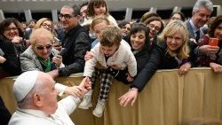 Wie ein Familientreffen: Papst Franziskus bei der Audienz für die Mitarbeiter der Sender „TV2000" und „Radio inBlu"