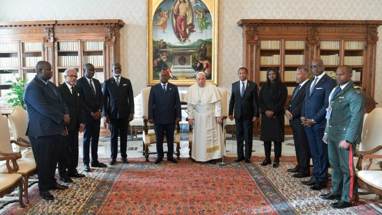Papa Francisko na Rais wa Guinea Bissau  pamoja na uwakilishi wake