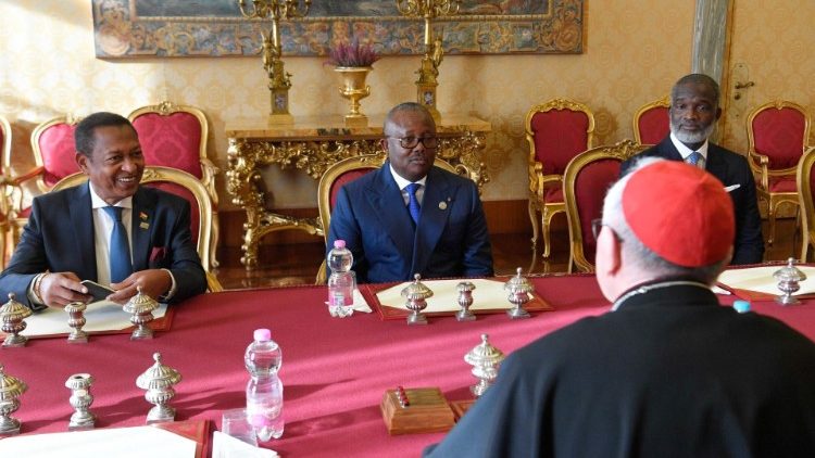Rais wa Guinea Bissau akizungumza na Katibu wa Vatican.