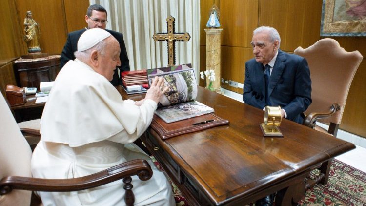 Den kendte amerikanske instruktør og filmproducent Martin Scorsese mødte onsdag pave Frans i Aula Paolo V til generalaudiensen. Før generalaudiensen mødtes Scorsese personligt med pave Frans i hans arbejdsværelse. 