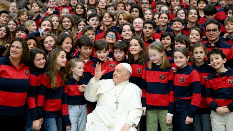 Il Papa in mezzo ad un gruppo di bambini