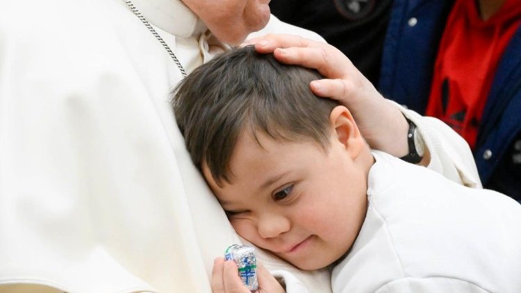 Pápež František objíma dieťa