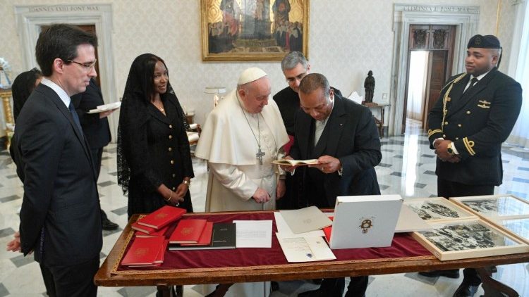 O Papa Francisco com o Primeiro-Ministro da República Democrática de São Tomé e Príncipe