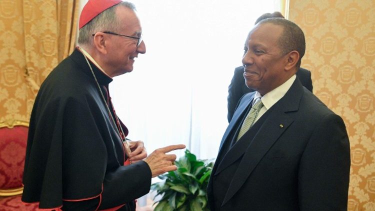 Katibu wa Vatican akizungumza na Waziri Mkuu wa  Sao Tome