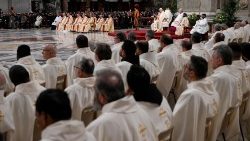 En fem dagar lång konferens om prästernas fortbildning - med bön, presentationer och mindre synodliknande lyssnargrupper - har inletts i Vatikanen. Foto från den påvliga mässan på Världsdagen för det gudsvigda livet - Kyndelsmässodagen 2024