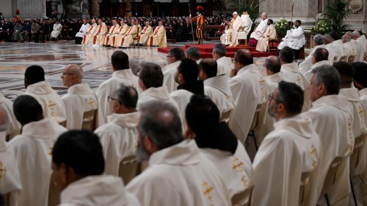 Sacerdotes presentes na missa do Dia Mundial da Vida Consagrada, 2 de fevereiro de 2024