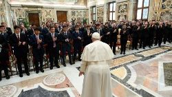 Le Pape a reçu la communauté du séminaire de Madrid en Espagne, le 3 février 2024, en salle Clémentine du Palais apostolique. 