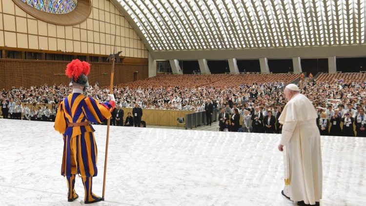 Il Papa all'arrivo nell'Aula Paolo VI