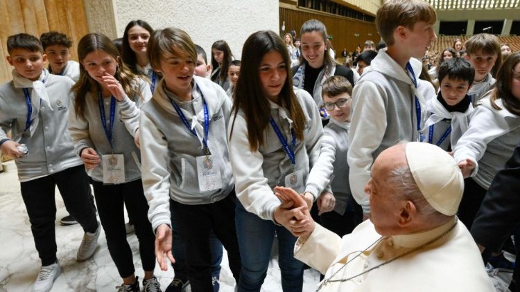 Il Papa con alcuni ragazzi del Collegio Rotondi