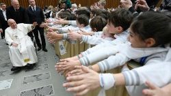 El Papa recibe en el Aula Pablo VI del Vaticano a los docentes y alumnos del Colegio Rotondi, de Gorla Minore