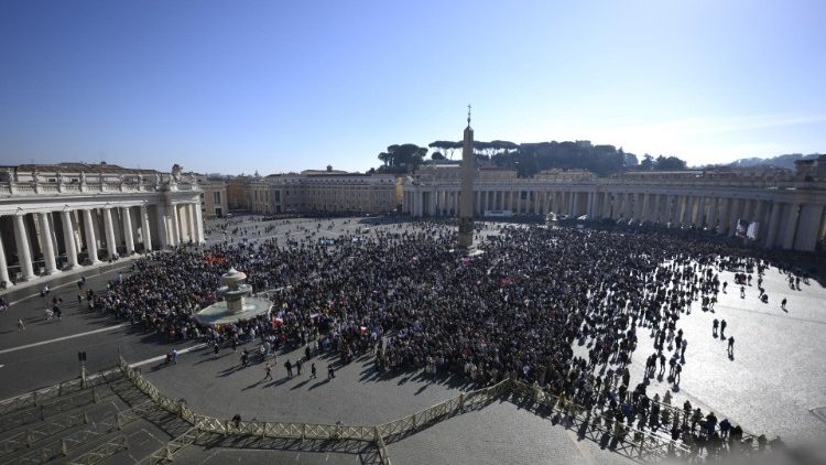 Piazza San Pietro gremita di fedeli per l'Angelus