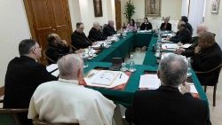 Rada kardinálů s papežem Františkem naslouchá příspvěvkům tří pozvaných teoložek
