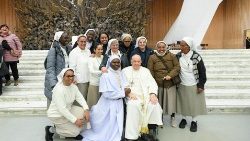 Le Pape François avec des religieuses à l'issue de l'audience générale du 7 février. 