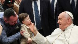Paavi Franciscus: Suru on pahe, joka estää ihmistä iloitsemasta olemassaolostaan