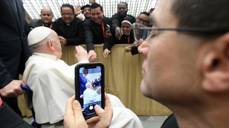 A pápa üdvözli a papokat