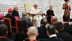 教皇フランシスコ、司祭の生涯育成をめぐる国際会議の参加者らと　2024年2月8日　バチカン・パウロ6世ホール