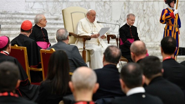 教皇フランシスコ、司祭の生涯育成をめぐる国際会議の参加者らと　2024年2月8日　バチカン・パウロ6世ホール