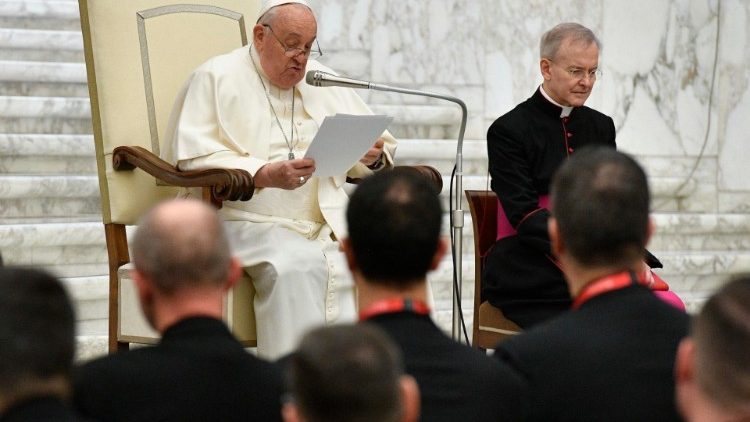 ‘사제 지속 양성을 위한 국제 회의’ 참석자들에게 연설하는 교황