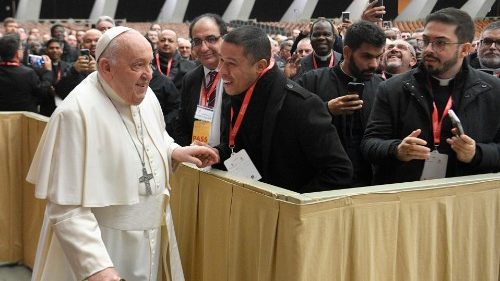 Il Papa ai preti: sentirsi onnipotenti è radice di ogni abuso, stare vicini alla gente