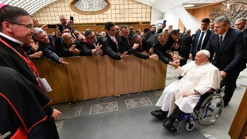 Papa: ternura, misericórdia e perdão, há necessidade de sacerdotes plenamente humanos
