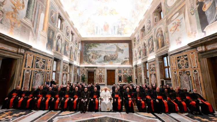 Francisco com os participantes da Assembleia Plenária do Dicastério para o Culto Divino e a Disciplina dos Sacramentos (Vatican Media)