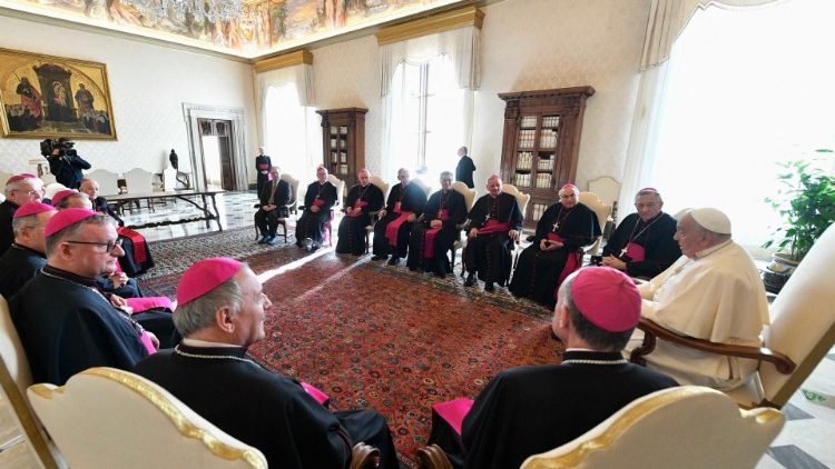 L'udienza del Papa con i vescovi del Triveneto. Il patriarca Moraglia è il primo alla destra del Pontefice