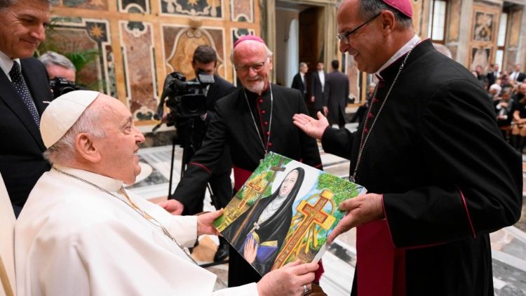 El Papa recibe un retrato de Mama Antula de manos de los obispos de Santiago del Estero y de Anatuya