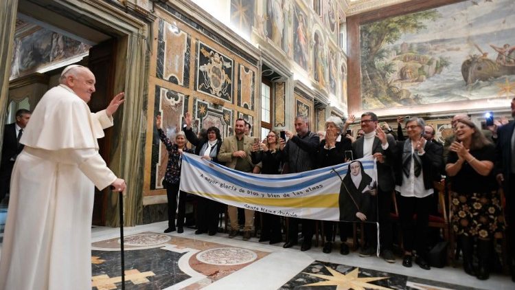 El Papa recibe en la Sala Clementina del Vaticano a los peregrinos argentinos que vienen a la canonización de Mama Antula