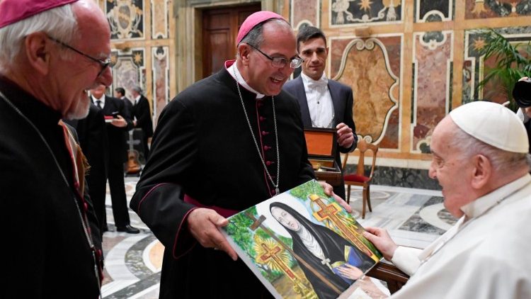Le pape François avec des pèlerins argentins à Rome à l'occasion de la canonisation de Mama Antola