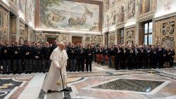Les dirigeants et le personnel de l’Inspection de sécurité publique italienne, responsable d'assurer la sécurité au Vatican, ont été reçus par le Pape, le 10 février 2024. 