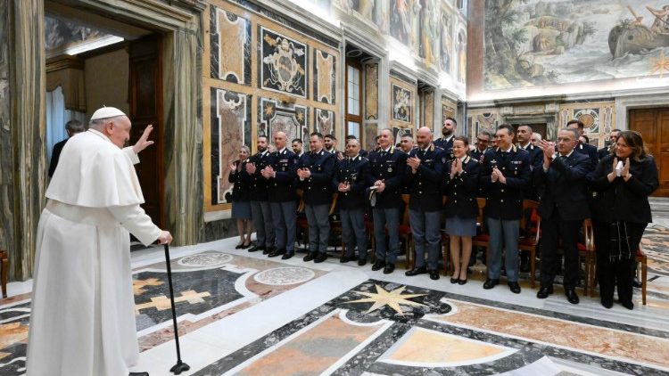 Papa Francisko akisalimiana na vikosi vya ulinzi na usalama Vatican