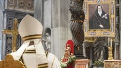 Ferenc pápa a Szent Péter bazilikában Mama Antula kanonizációs szentmiséjén    